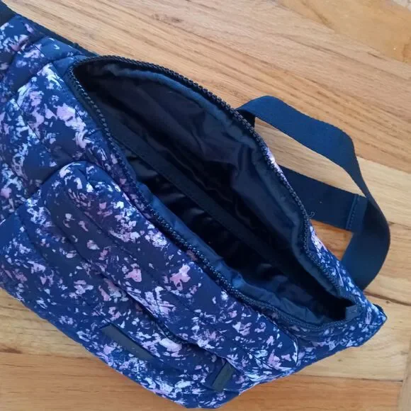 Reebok Rylan Quilted Fanny Pack tie dye back pink - Picture 3 of 6